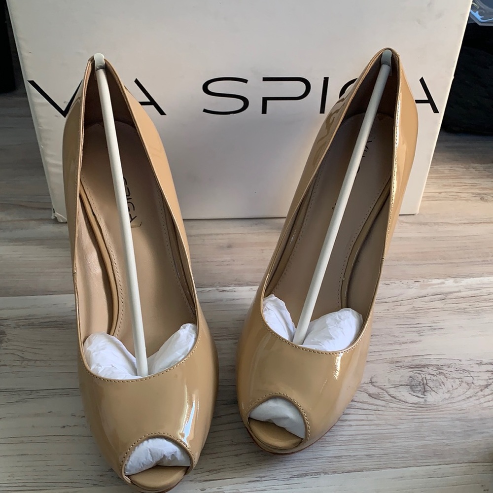 NEW Via Spiga Brandy Nude Patent Peep toe